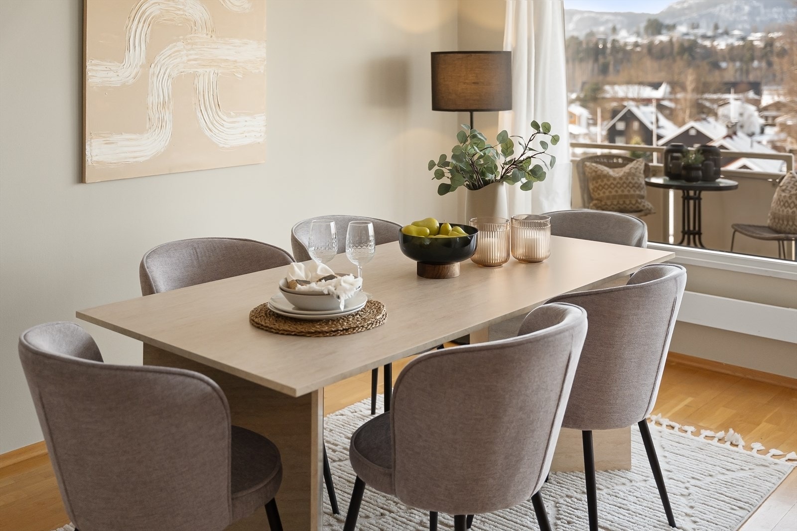 God plass til spisebord i stuen. Galleribilde