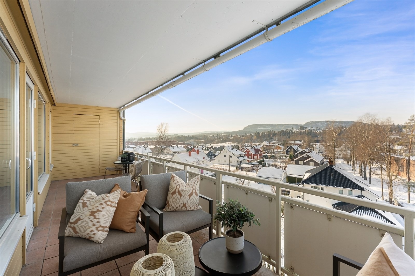 Balkongen er overbygget og har flott utsikt. Galleribilde