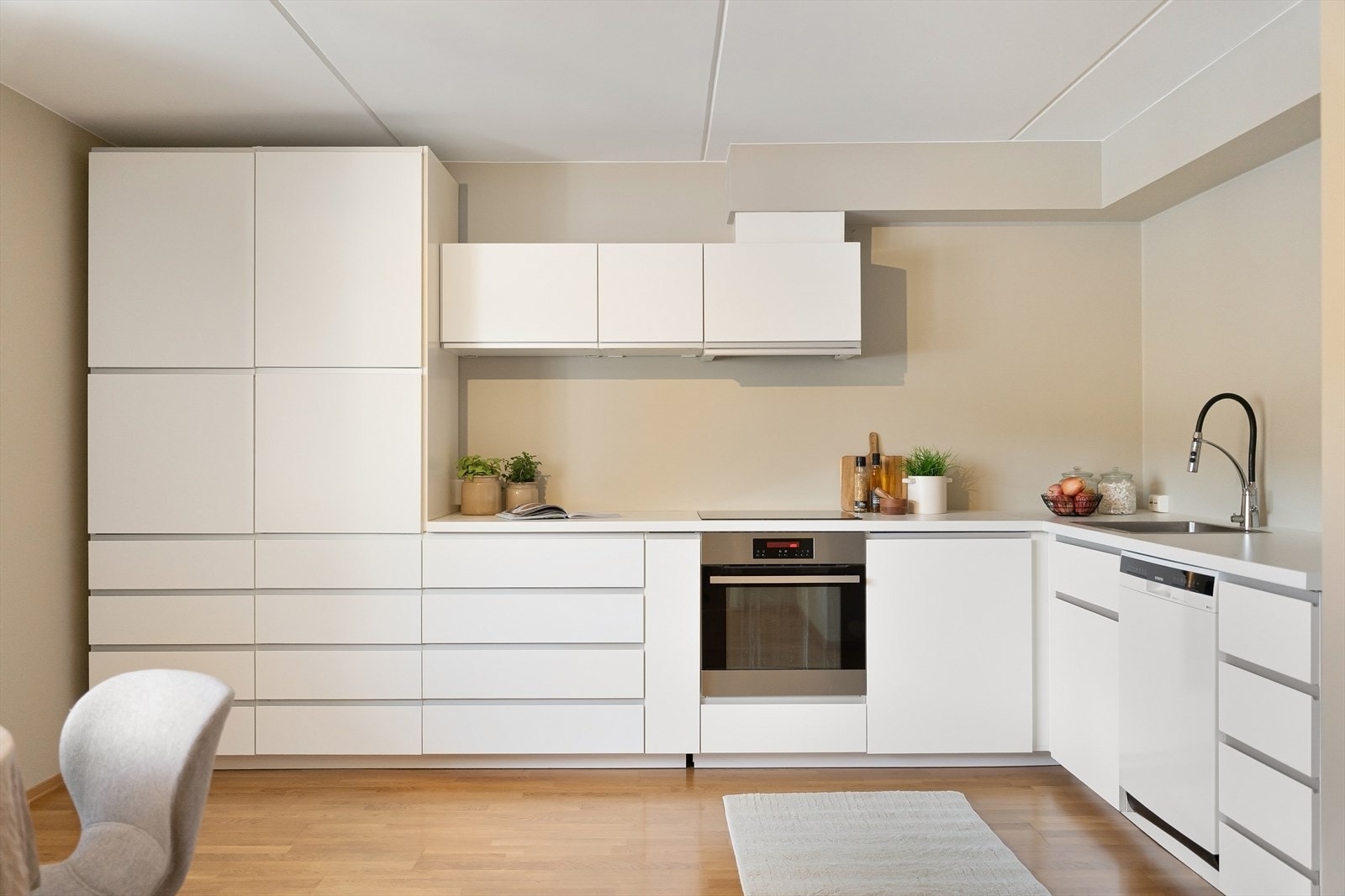 Kjøkken med innredning med glatte fronter og integrerte håndtak i aluminium. Galleribilde