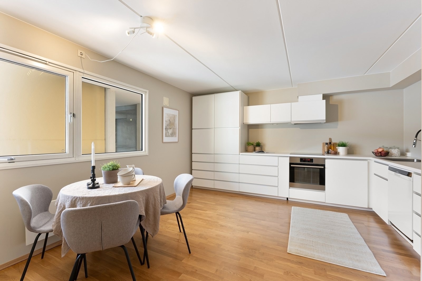 Kjøkken med plass til spisebord. Galleribilde