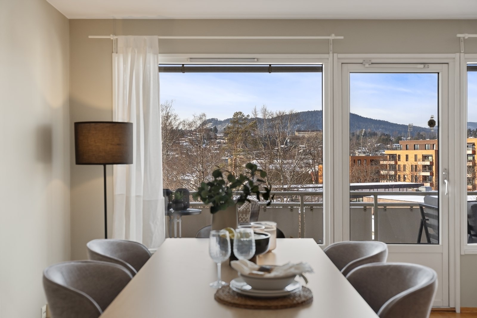 Velkommen til Bærumsveien 215! Presentert av eiendomsmegler Håkon Dybvad (Foto Zovenfra) Galleribilde