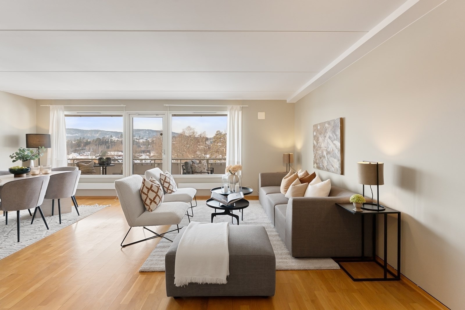 Plass til sofaseksjon med tilhørende mediamøbler. Galleribilde