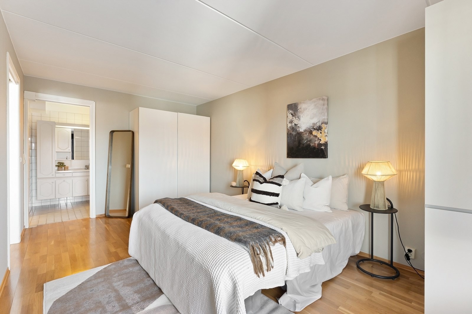 Hovedsoverommet har adkomst til eget bad. Galleribilde