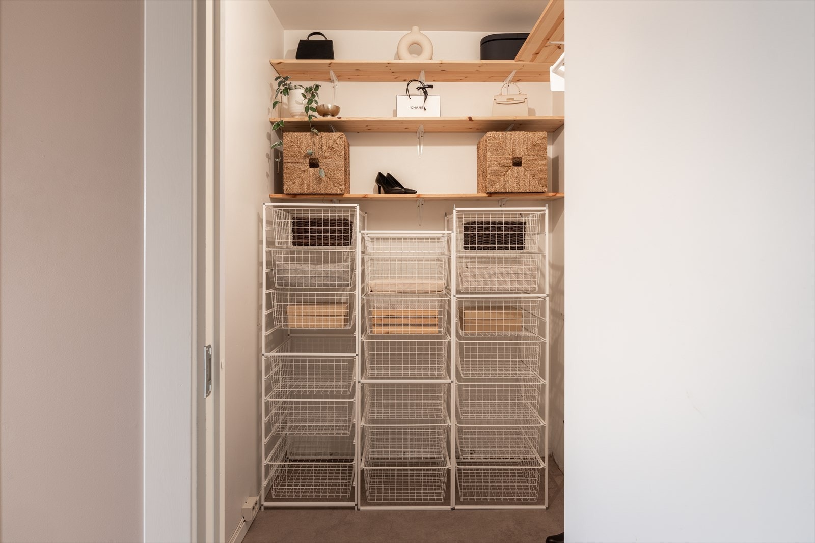 I tilknytning til gangen finner dere en praktisk bod med gode oppbevaringsløsninger - perfekt for å holde hverdagen ryddig og oversiktlig. Galleribilde