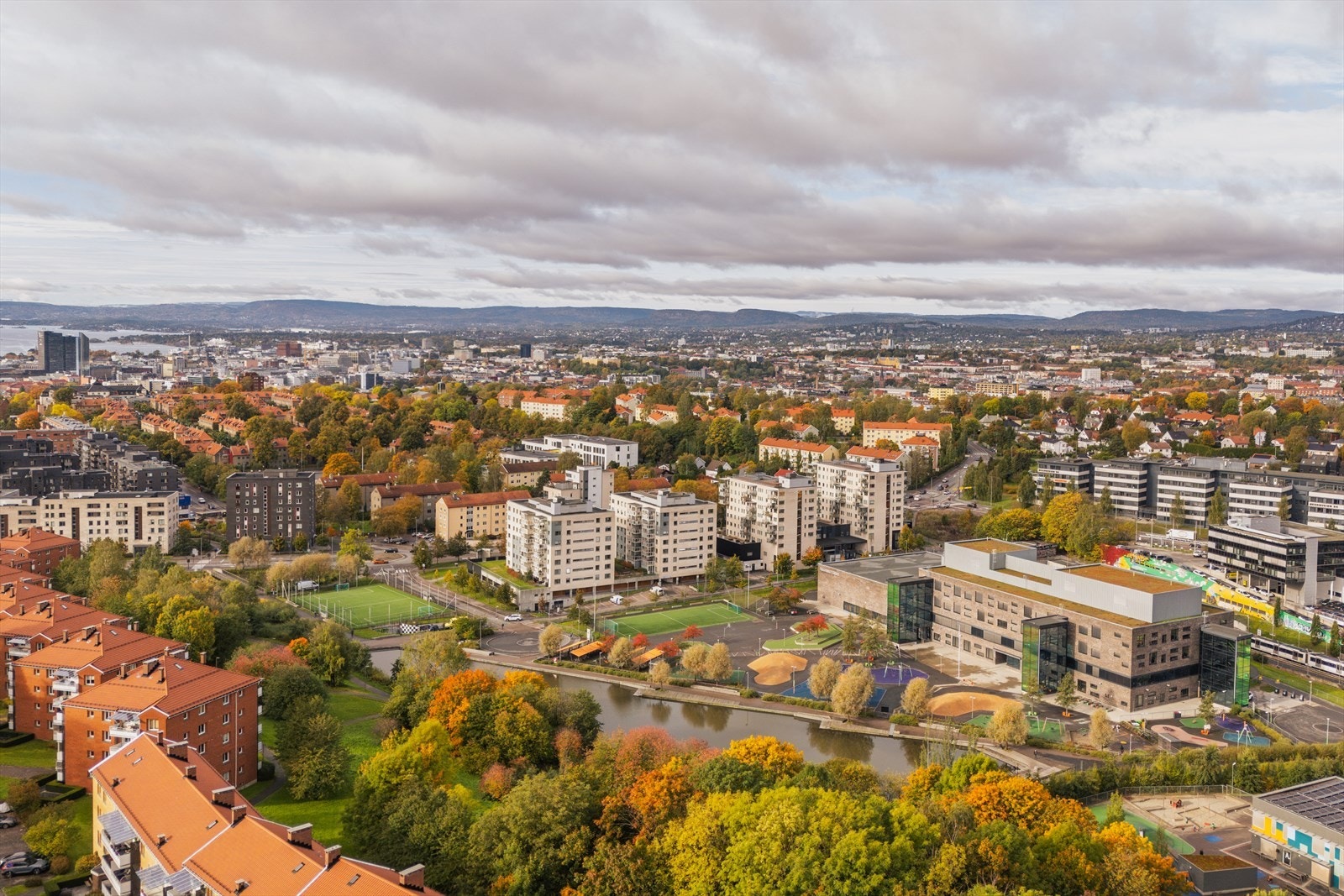 Hasle Torg med alle sine servicefasiliteter ligger rett i nærheten. Her finner du blant annet dagligvare, apotek, baker og vinmonopolet. Galleribilde