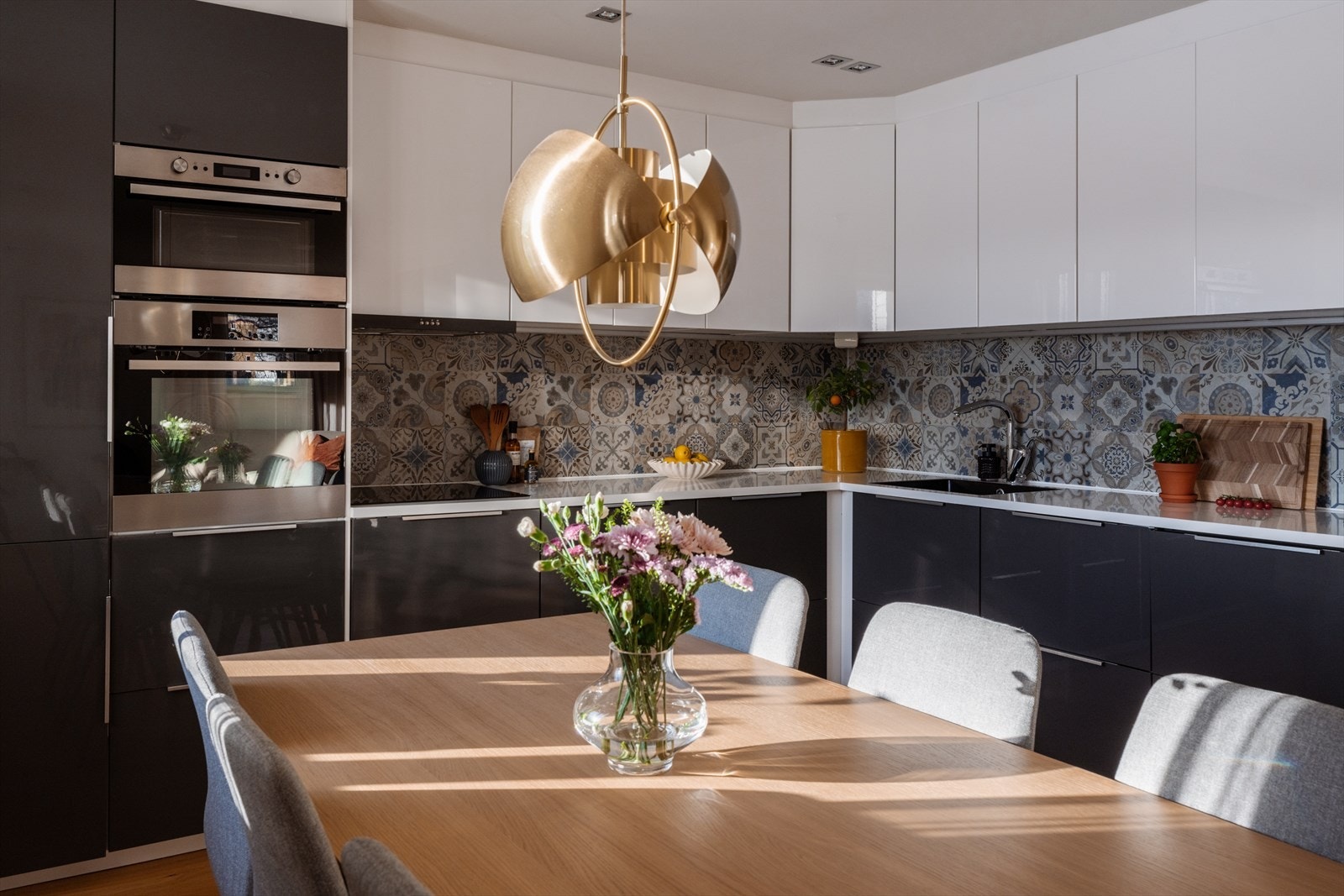 Her er det god plass til å samle vennegjengen til hyggelige middager i deres nye hjem. Galleribilde