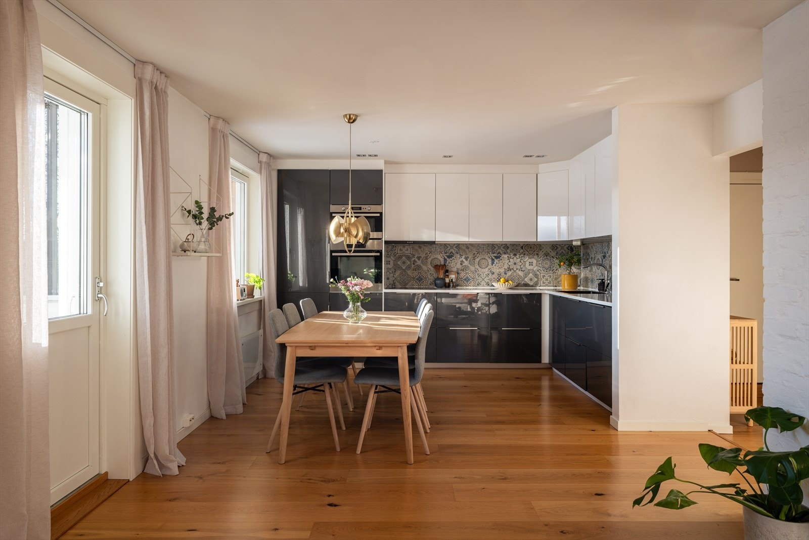 Spisebordet får en naturlig plassering mellom stue- og kjøkkensonen. Galleribilde