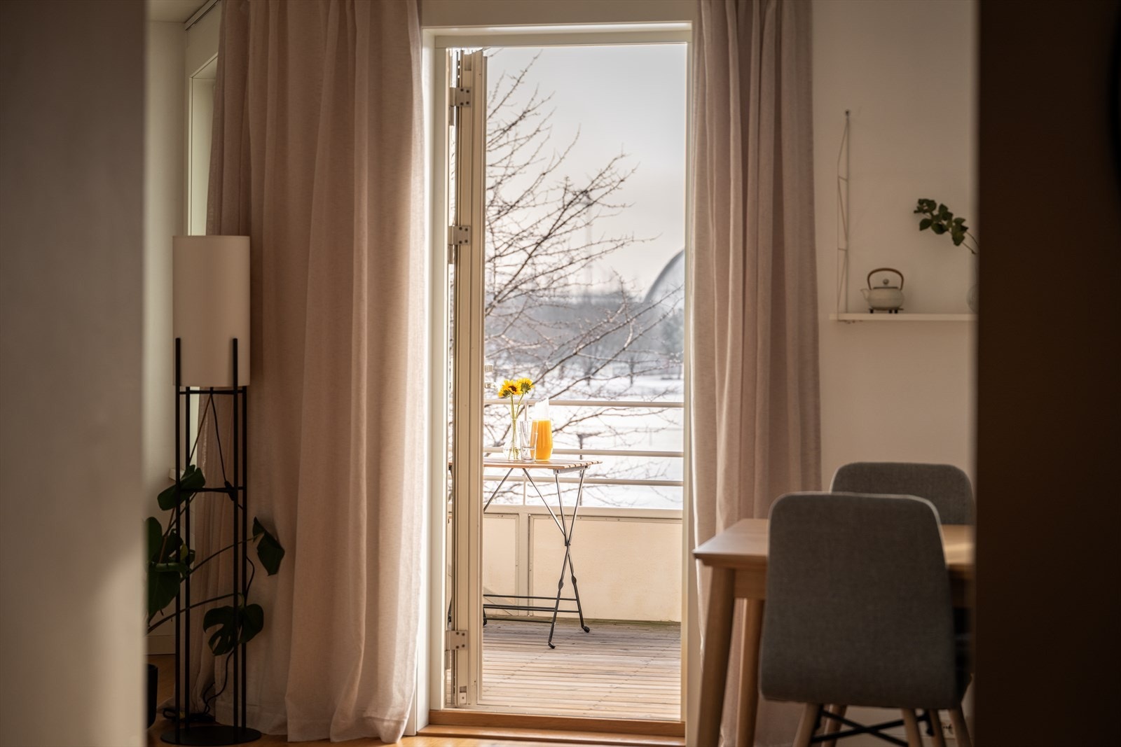 Leiligheten har fantastisk beliggenhet rett ved parken, helt uten innsyn og med fri utsikt fra vinduene. Galleribilde