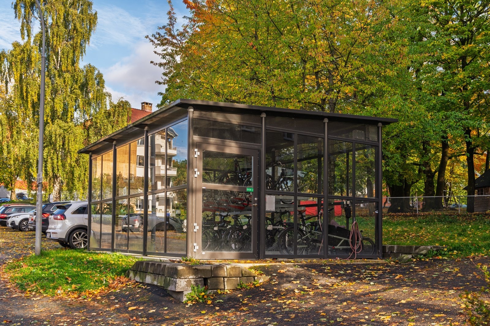 Sikker og overbygget sykkelparkering er tilgjengelig for beboerne. Galleribilde