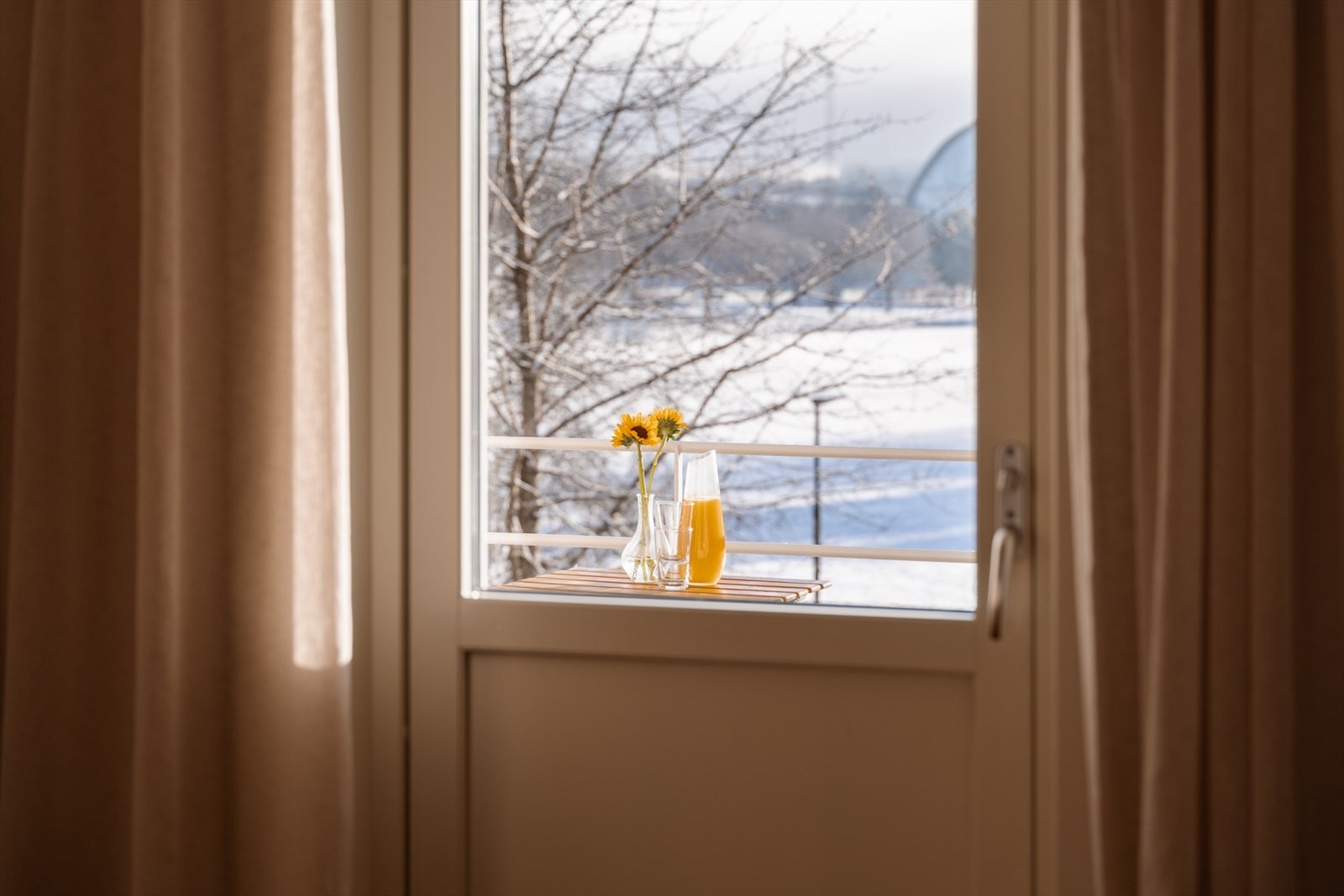 På vår- og sommerhalvåret kan dere rusle rett ut på en herlig balkong. Galleribilde