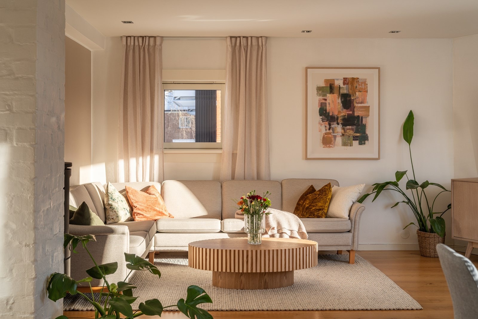 En flott hjørneleilighet med et stort, luftig oppholdsrom med gode soner. Galleribilde