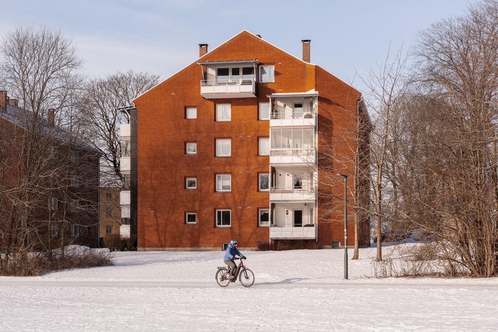 Bygget har en klassisk fasade i spekkmurt teglstein og ligger fint til i terrenget. Galleribilde