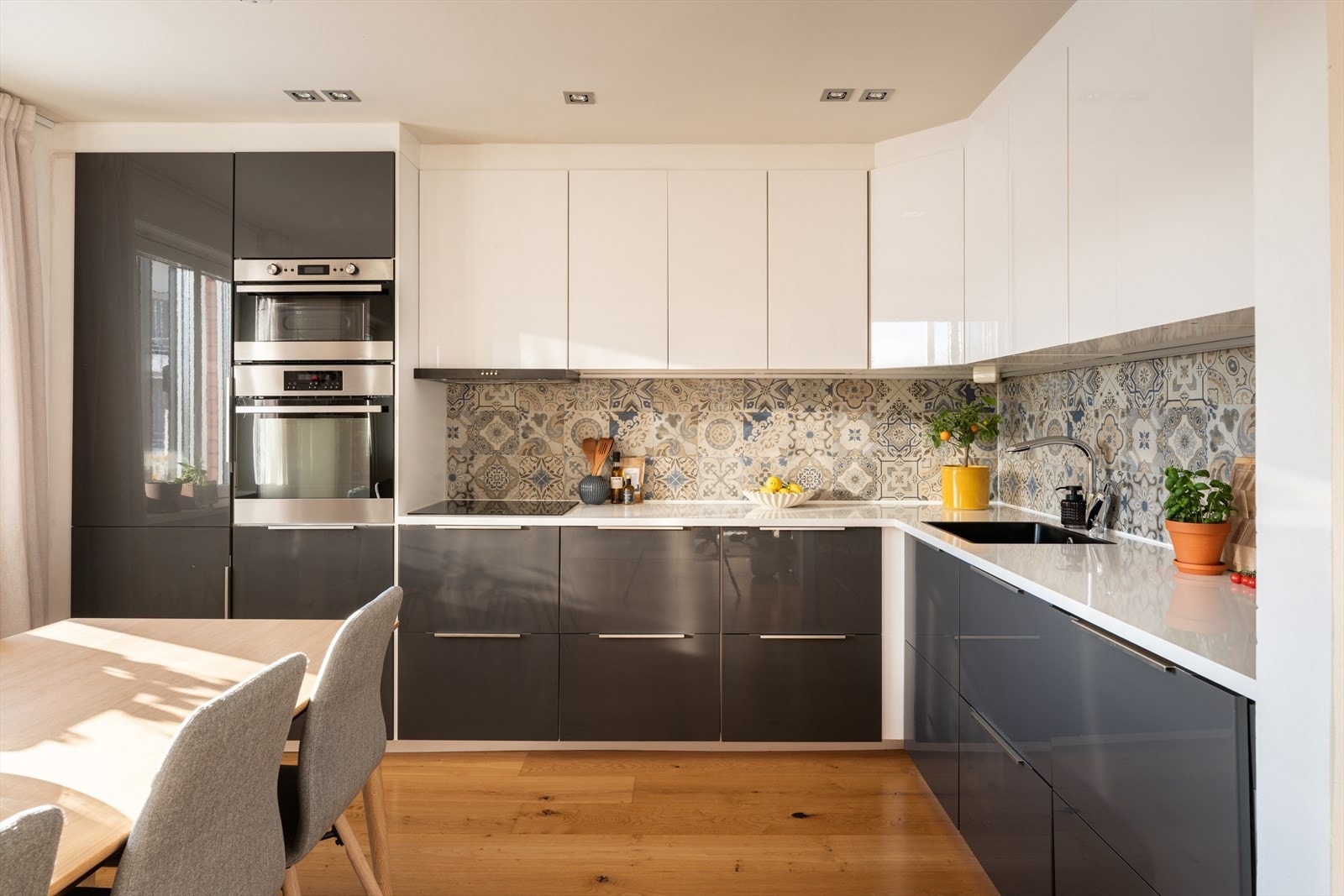 Innholdsrikt og moderne kjøkken fra 2015 med integrerte hvitevarer som gir et sømløst og helhetlig uttrykk. Galleribilde