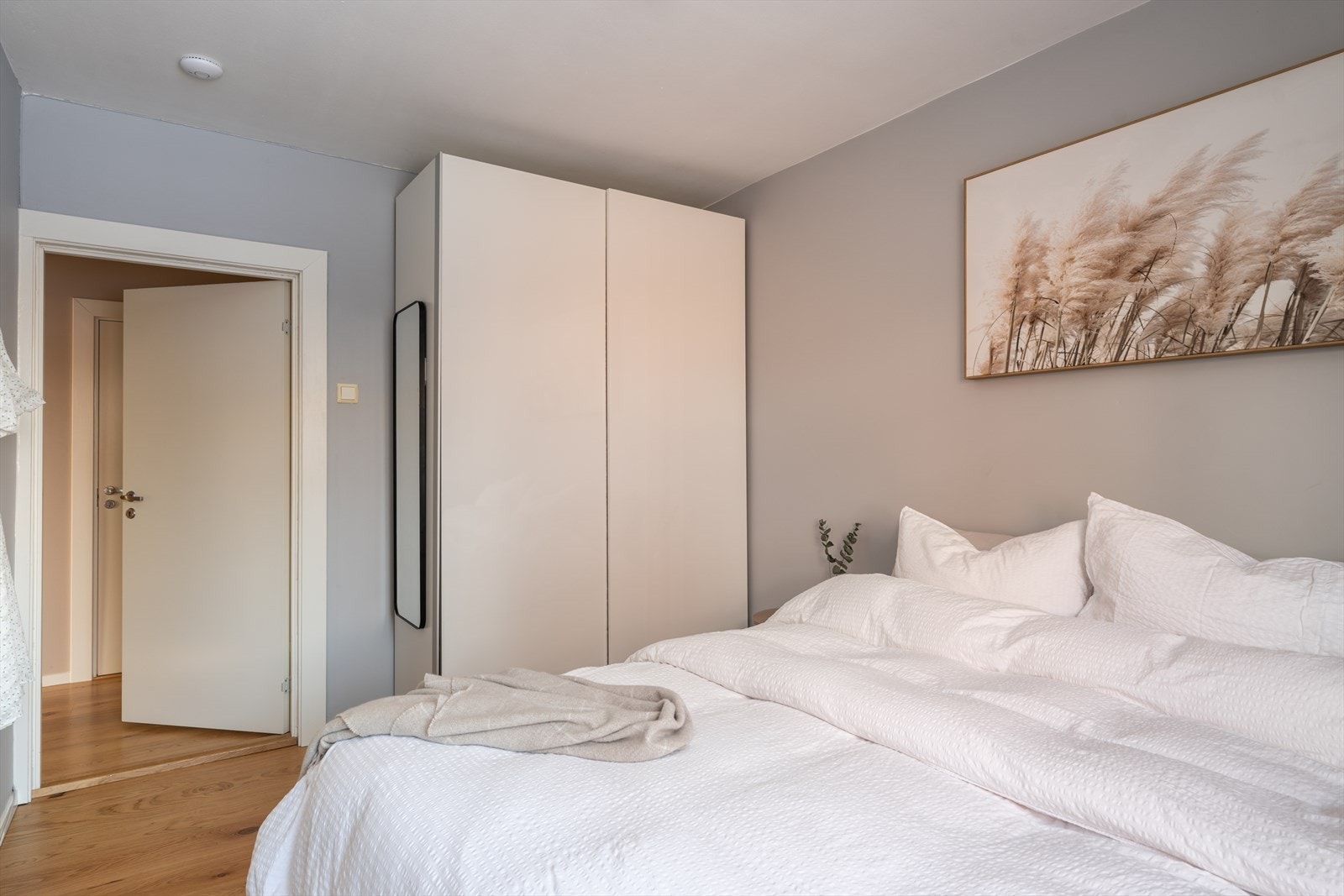 Videre får dere med et praktisk garderobeskap for oppbevaring av klær og sko. Galleribilde