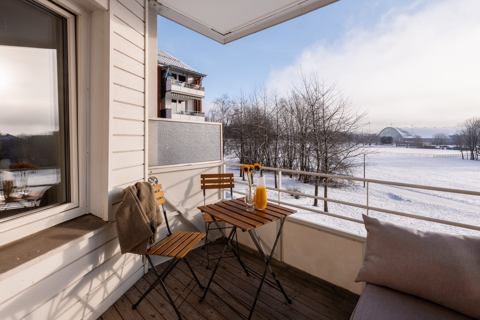 Balkongen er vendt mot øst og har god plass til utemøbler. Galleribilde