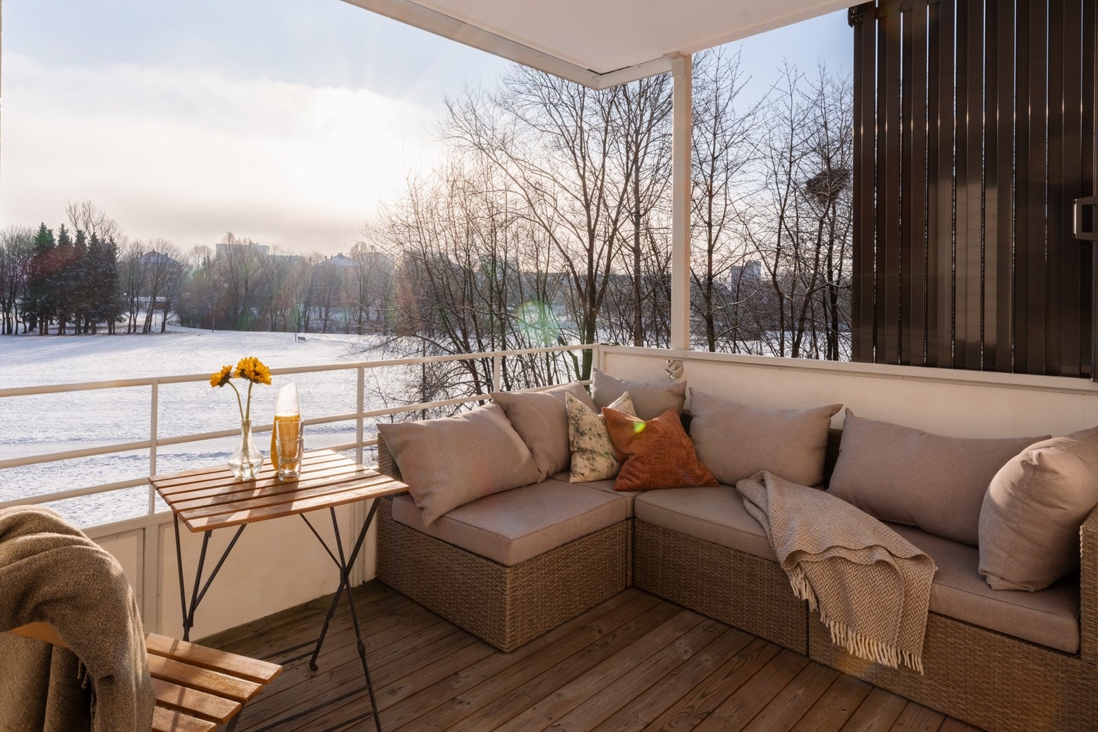 Flott balkong på ca. 8 m² med plass til lounge, spiseplass og grønne planter. Galleribilde