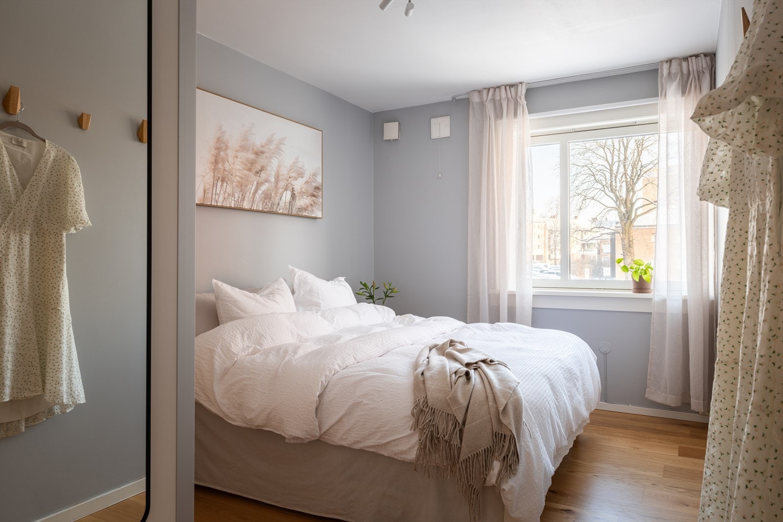 Hovedsoverommet er lyst og rolig, med behagelige fargetoner og fint lys fra vinduet. Galleribilde