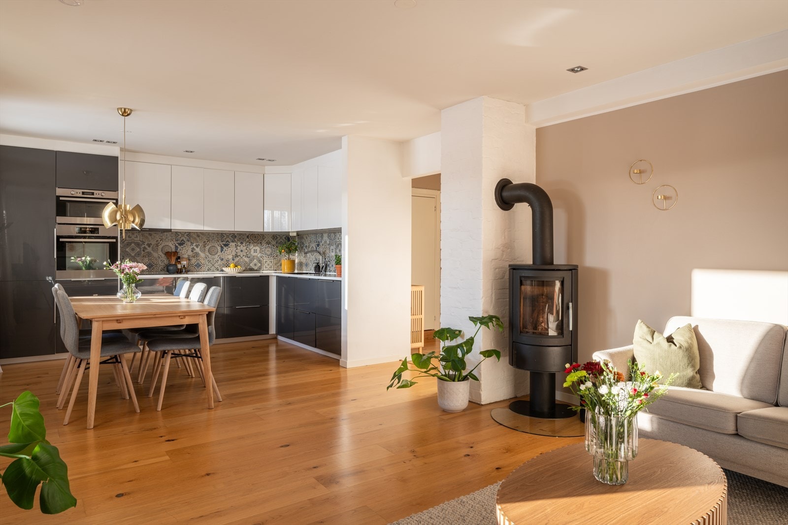 Leiligheten fikk ny parkett i 2021, som bidrar til et varmt og innbydende preg. Galleribilde