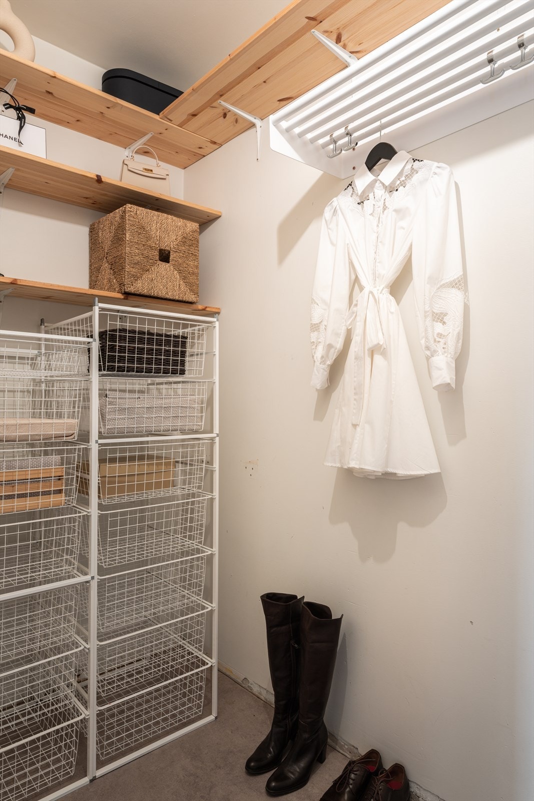 Boden er innredet med gode oppbevaringsløsninger for maksimal bruk av plassen. Galleribilde