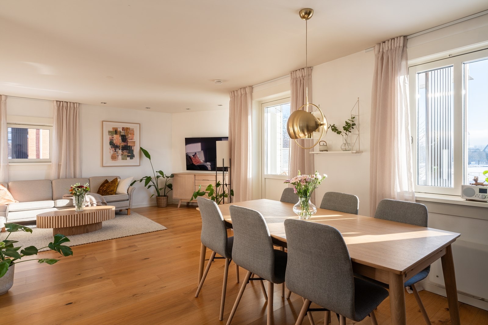 Leiligheten er godt vedlikeholdt og har blitt jevnlig oppgradert i seneste årene. Galleribilde