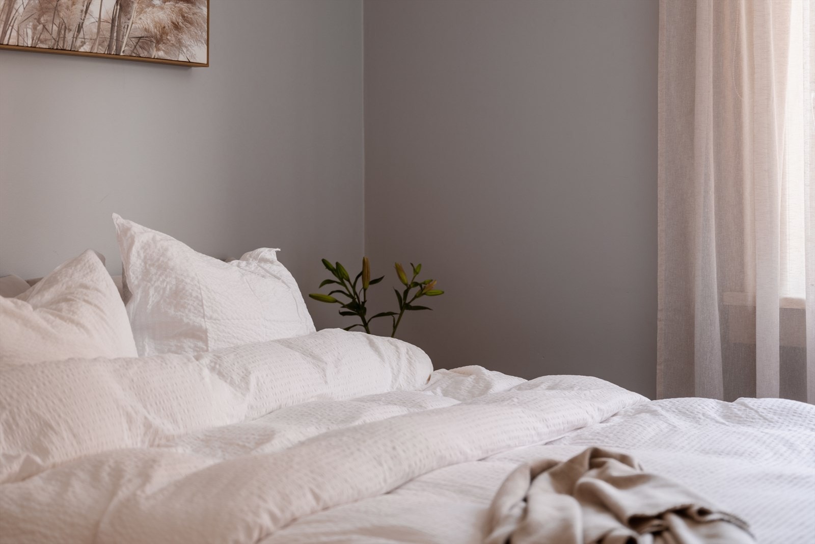 En god natts søvn kan nytes i en stor dobbeltseng. Galleribilde