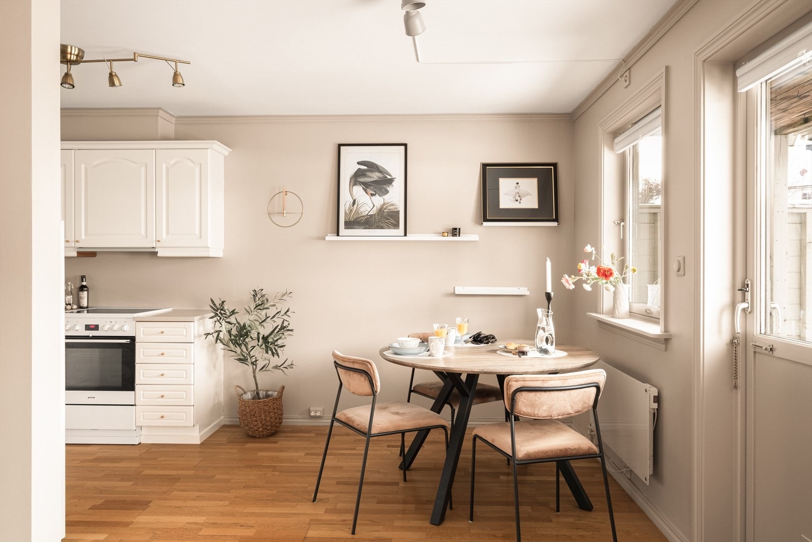 God plass til spisebord i tilknytning til kjøkkenet. Galleribilde