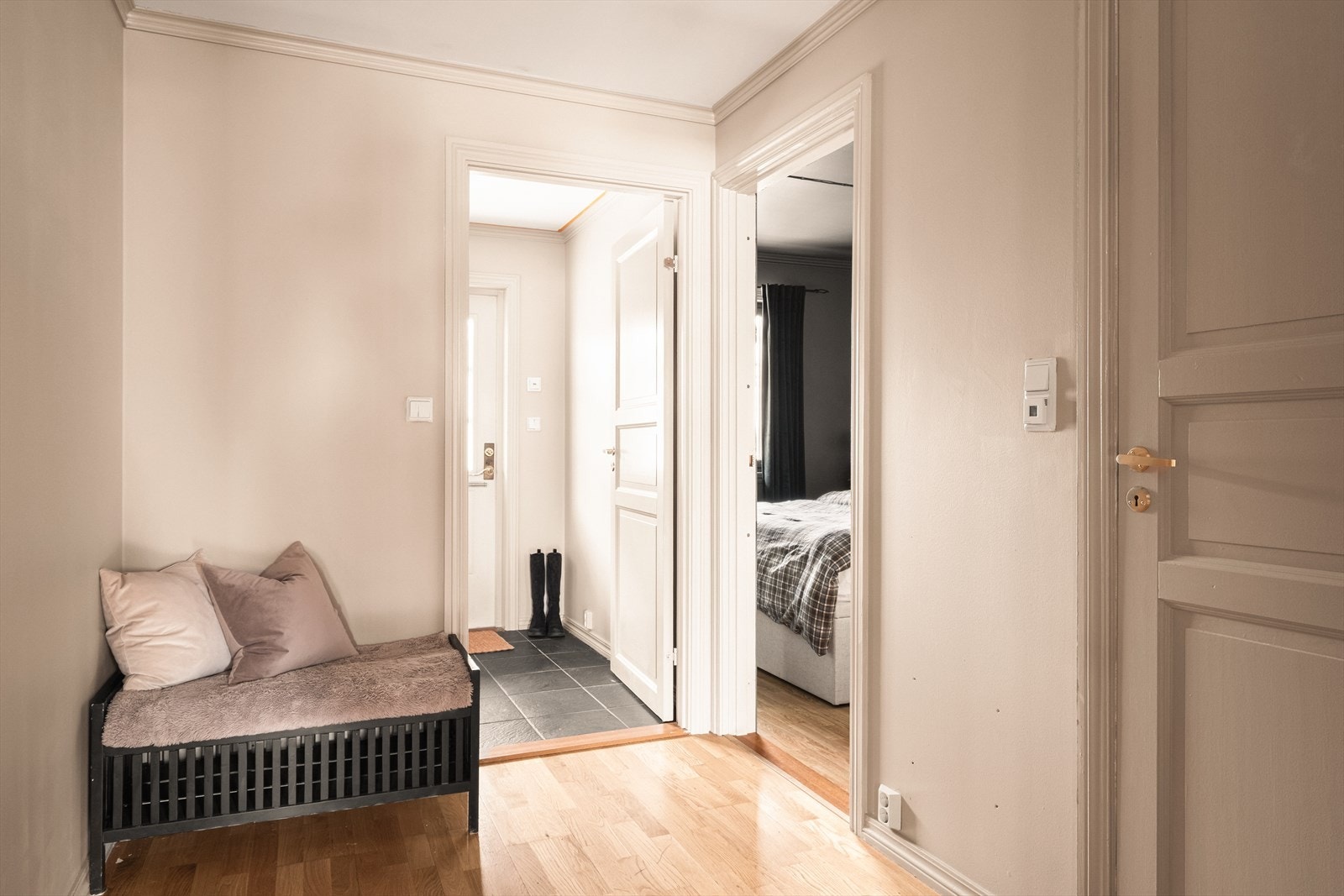 Innbydende gang med nymalte overflater 2026. Galleribilde