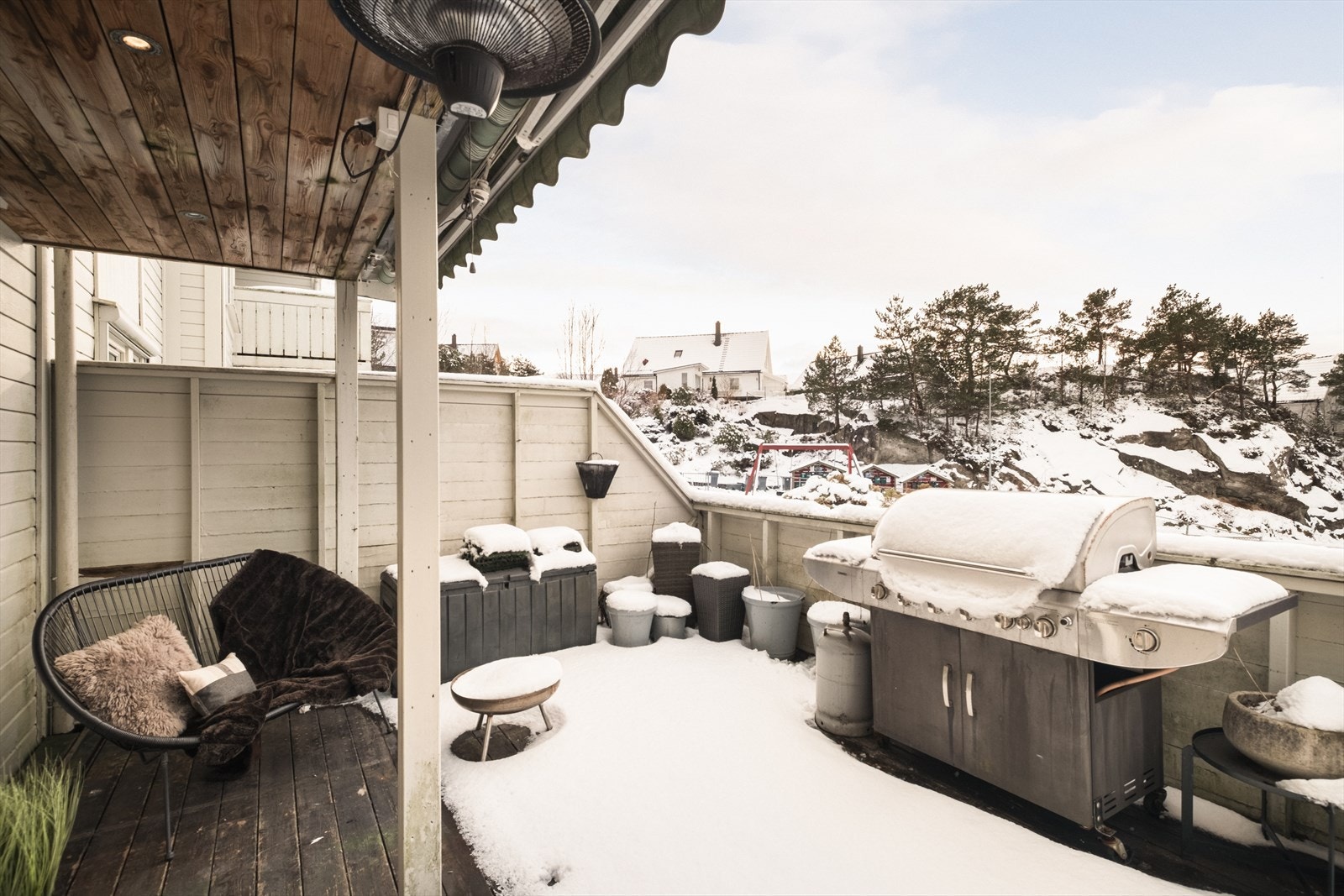 Stor og vestvendt terrasse med sol til ca. kl. 21 midtsommers. Galleribilde