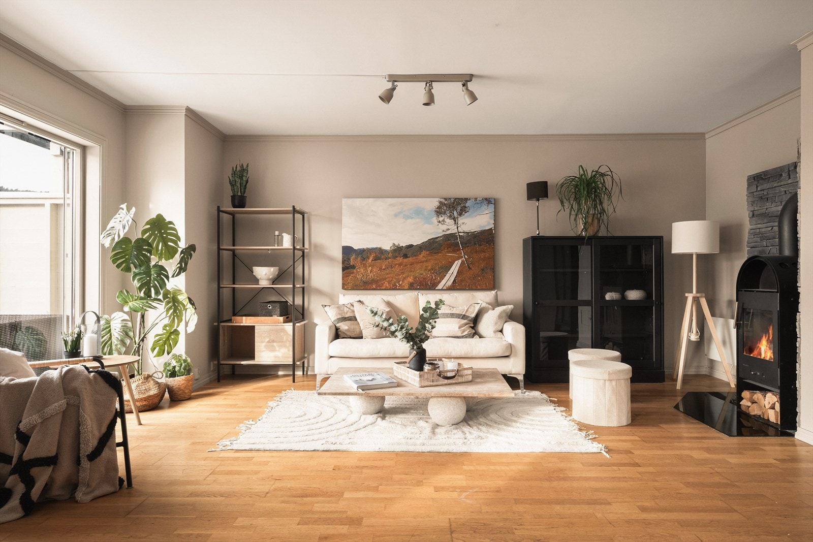 Vedovn i stuen skaper ekstra varme og hygge på kalde dager. Galleribilde