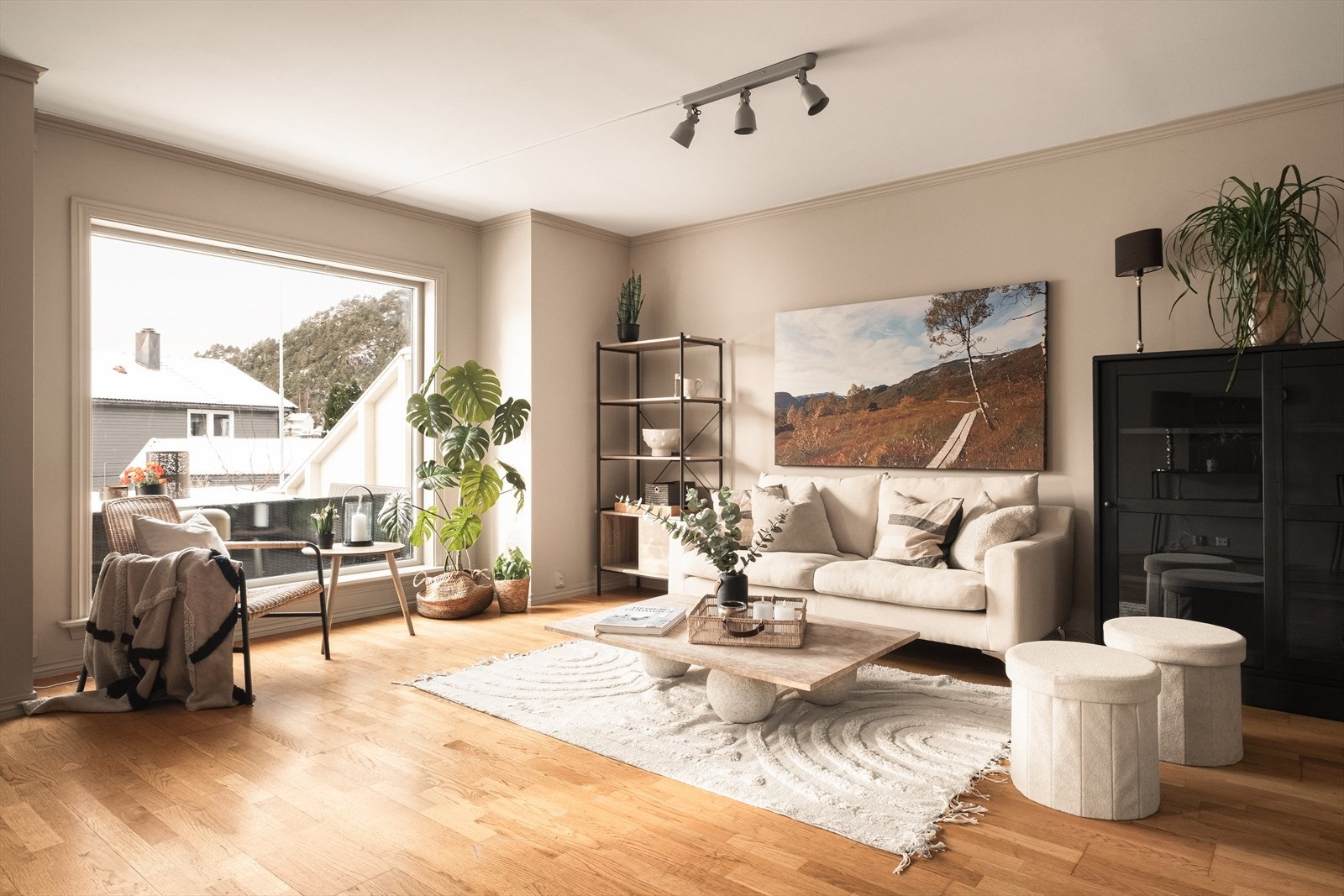 Vegger i stue, kjøkken og gang malt i 2026. Galleribilde