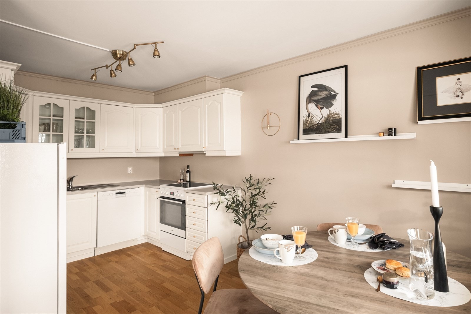 Koselig og pent kjøkken med god skap- og benkeplass. Galleribilde