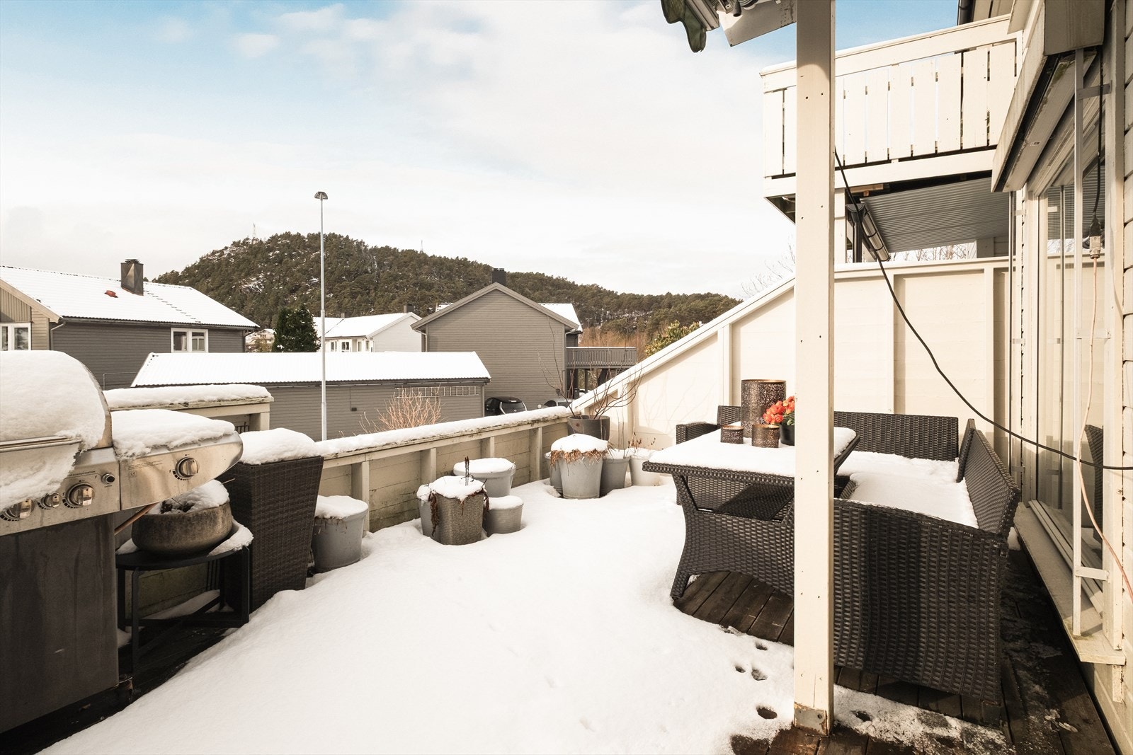 God plass til sittegrupper, grill og bålpanne - her kan man nyte hyggelige stunder utendørs. Galleribilde