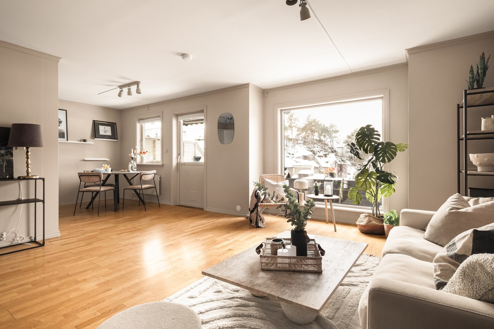 Lys og luftig stue med store vindusflater som sikrer godt med naturlig lysinnslipp. Galleribilde