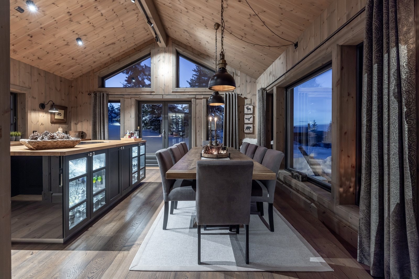 Nydelig kjøkken med praktisk kjøkkenøy. Alt av hvitevarer på kjøkkenet medfølger salget Galleribilde