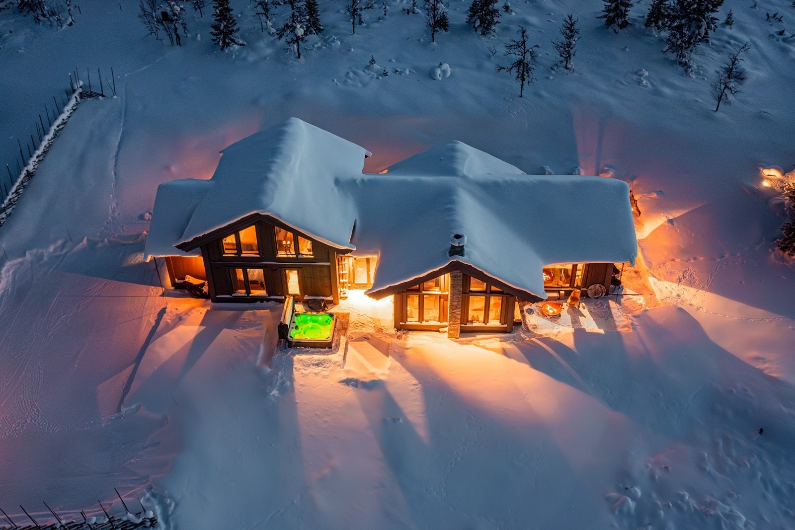 Håndverk av god kvalitet hele veien. Uteplassene strekker seg fra sør til nordvest for perfekt solgang Galleribilde