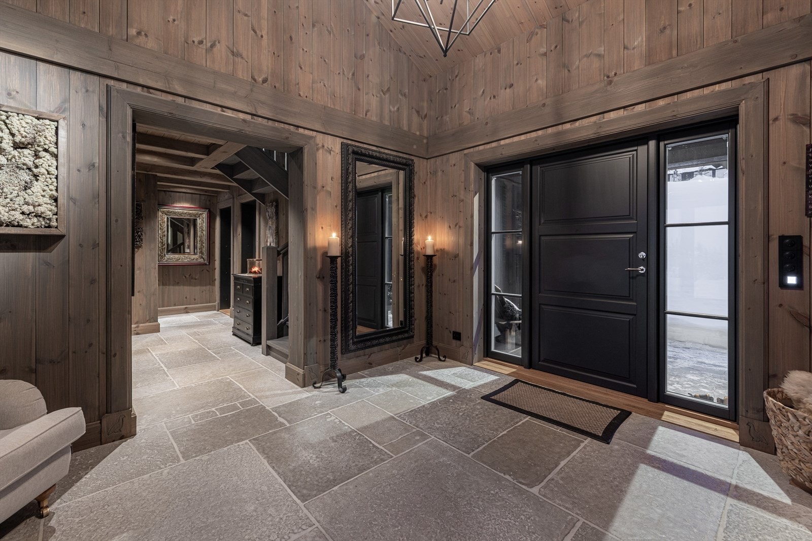 Velkommen inn. Majestetisk entré med slottsfliser som gir et røft og solid inntrykk Galleribilde