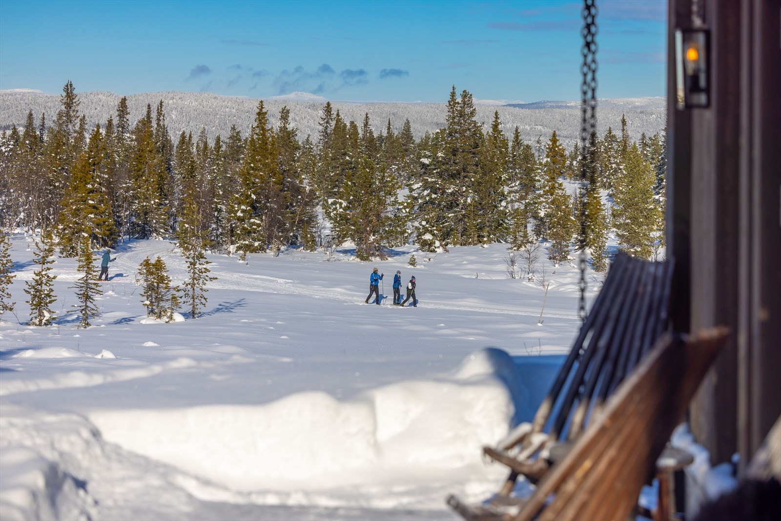 Her kommer tråkkemaskinen tuslende forbi på morgenkvisten. Bare å skli de få meterne ned til skiløypa Galleribilde