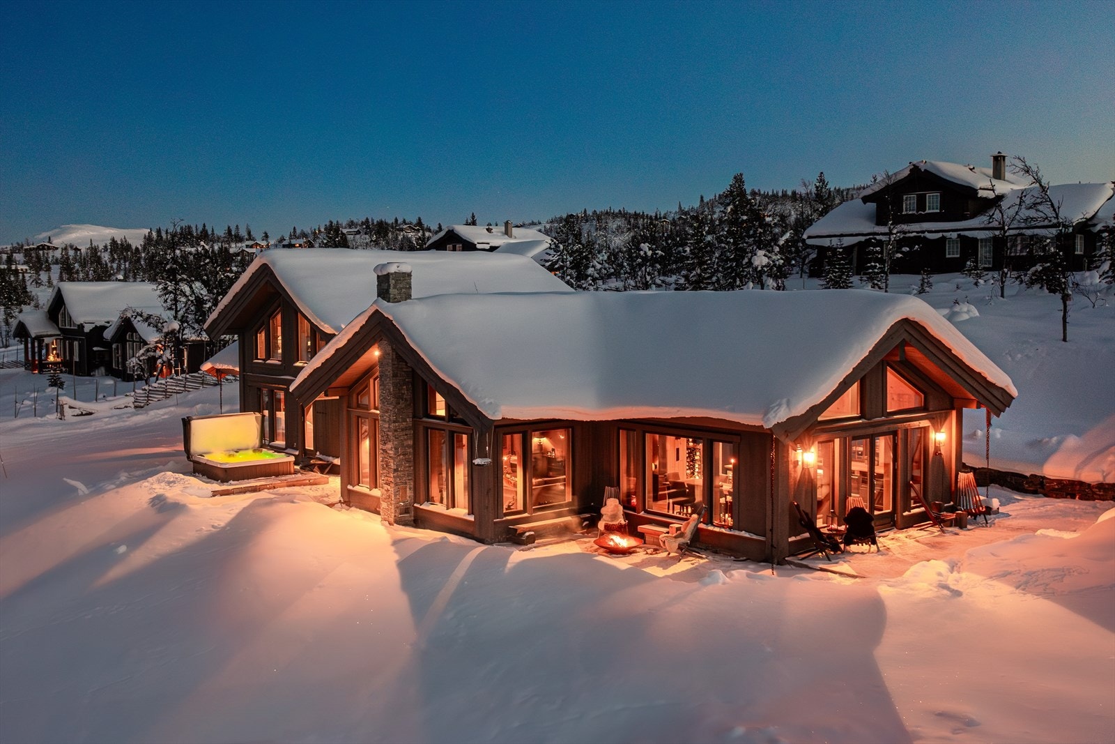 Det tradisjonelle i kombinasjon med det moderne. Fantastisk gjennomlys i hytten og utsikt. Galleribilde