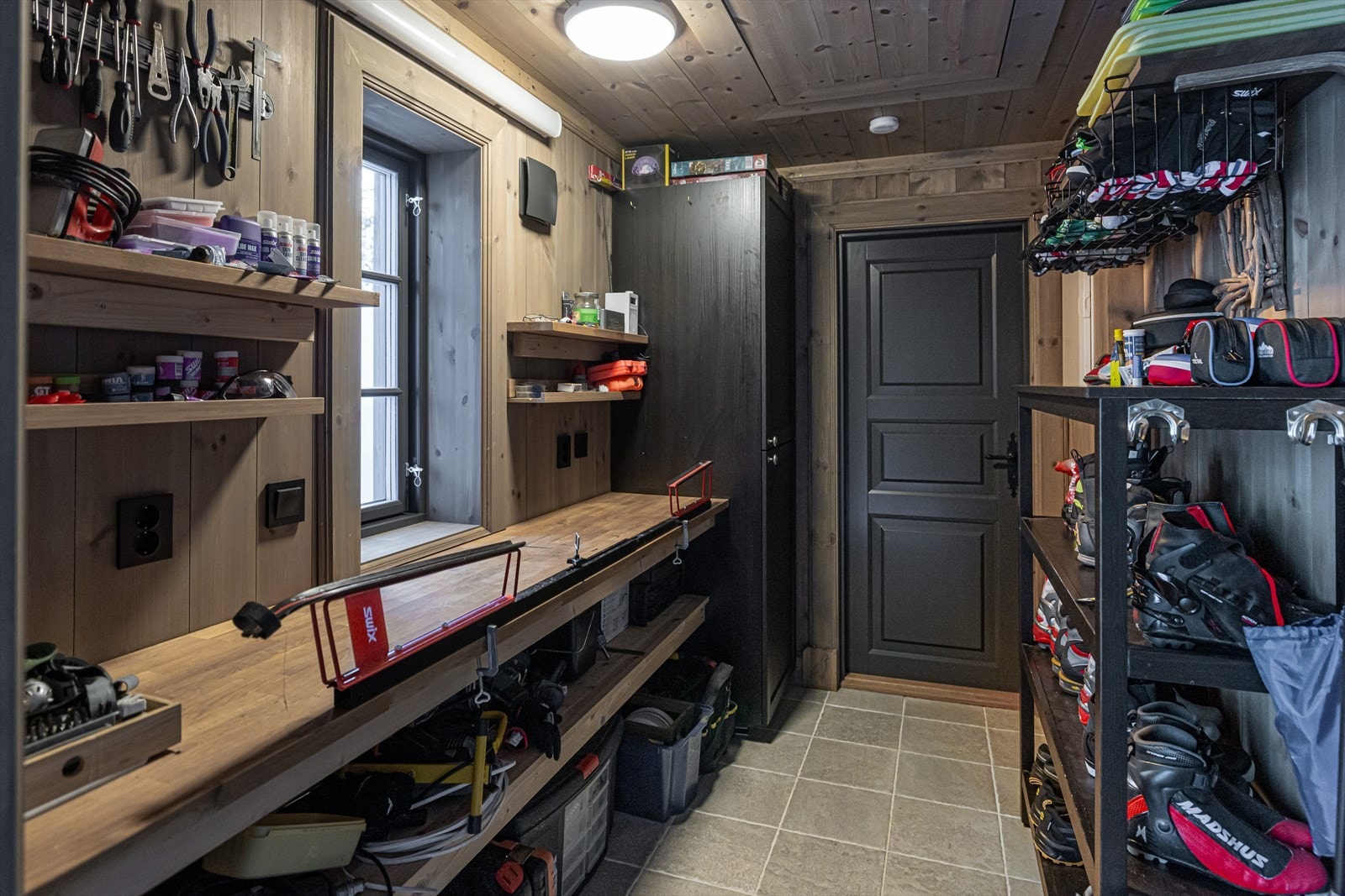 Egen inngang til bod via inngangspartiet. Her kan du gå rett ut med nysmurte ski Galleribilde