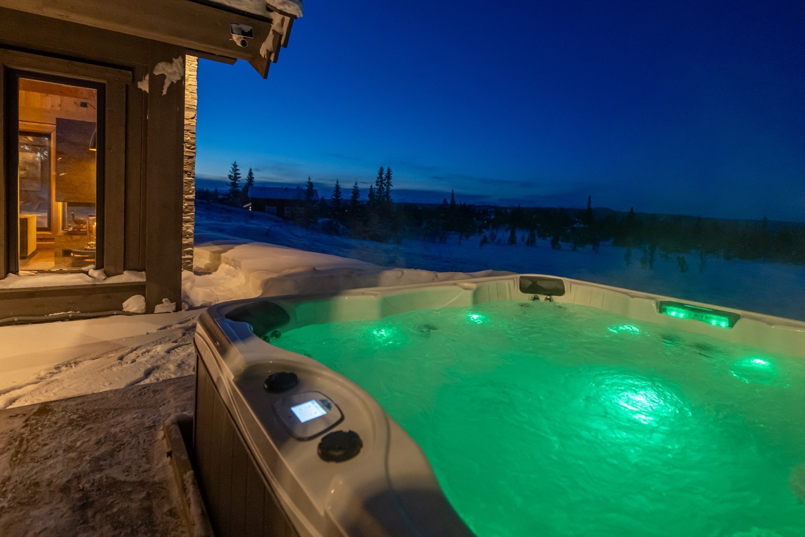 Her kan man nyte lange kvelder sommer som vinter. Snøbading vinterstid elsker de små Galleribilde