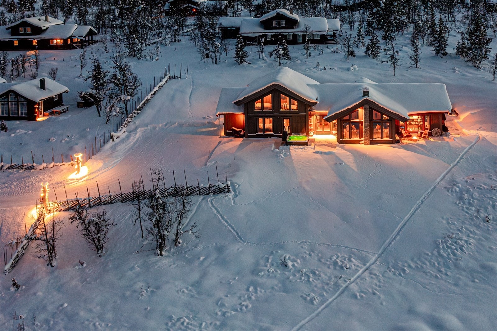 Opplyst innkjørsel Galleribilde