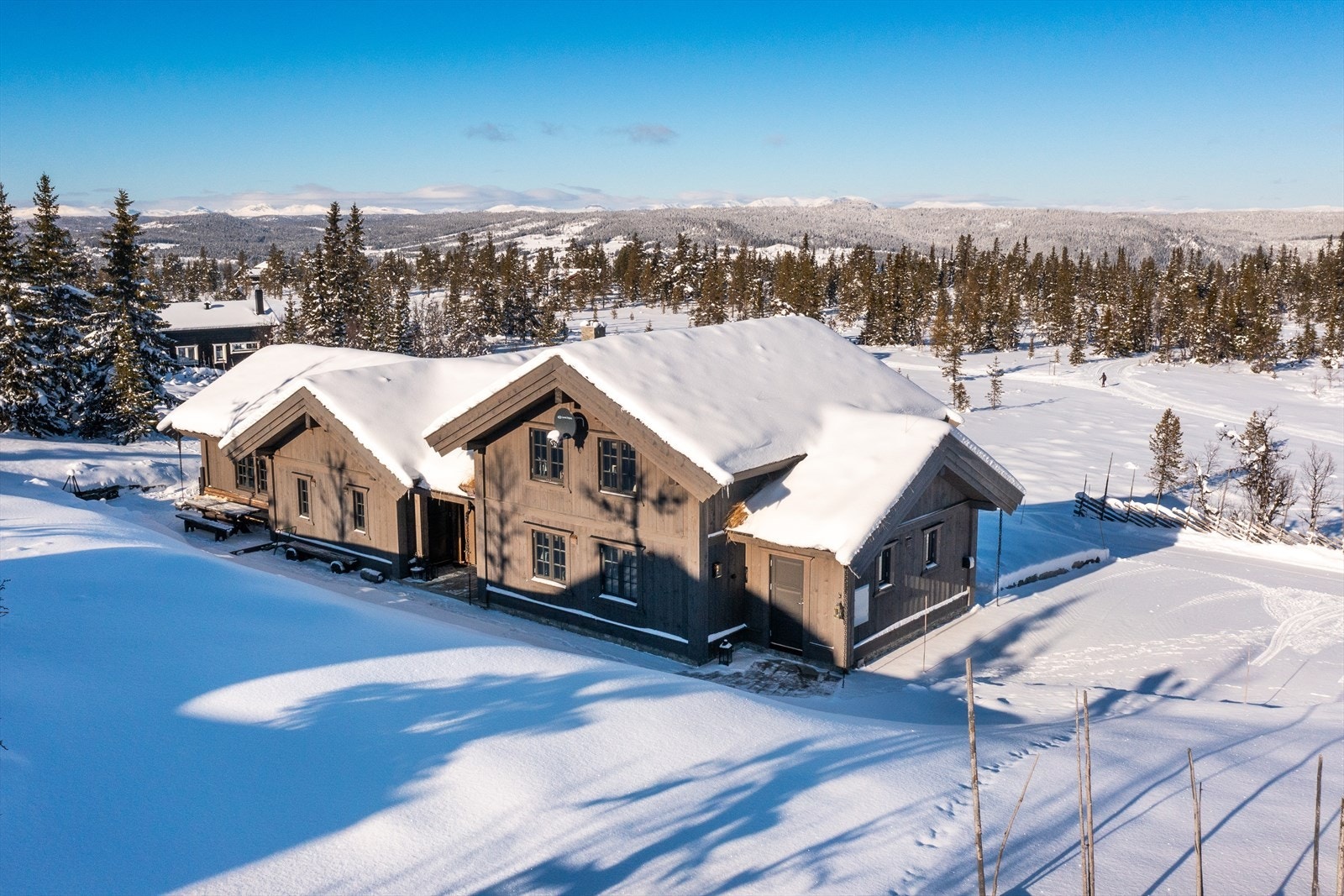 Solrike uteplasser som følger hele solbanene. Sen kveldssol sommerstid Galleribilde