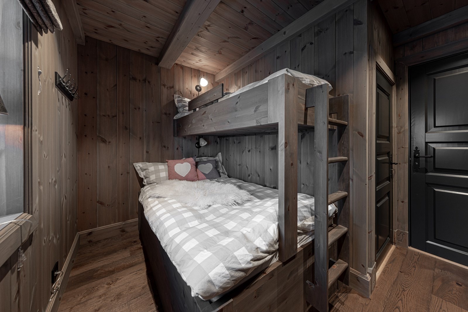 Soverom tre med praktisk lagring under Galleribilde