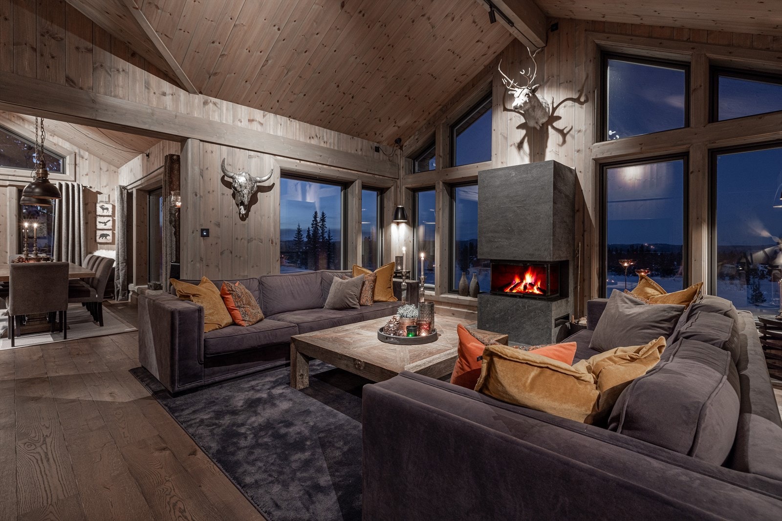 Stuen har en fin vending mot vest med fantastisk utsikt fra mot Skogshorn Galleribilde