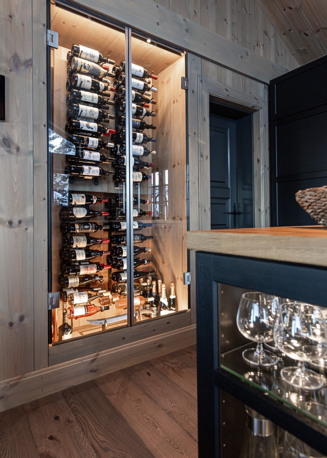 Vinskap med kjøling. Ligger jevnt på 12 grader Galleribilde