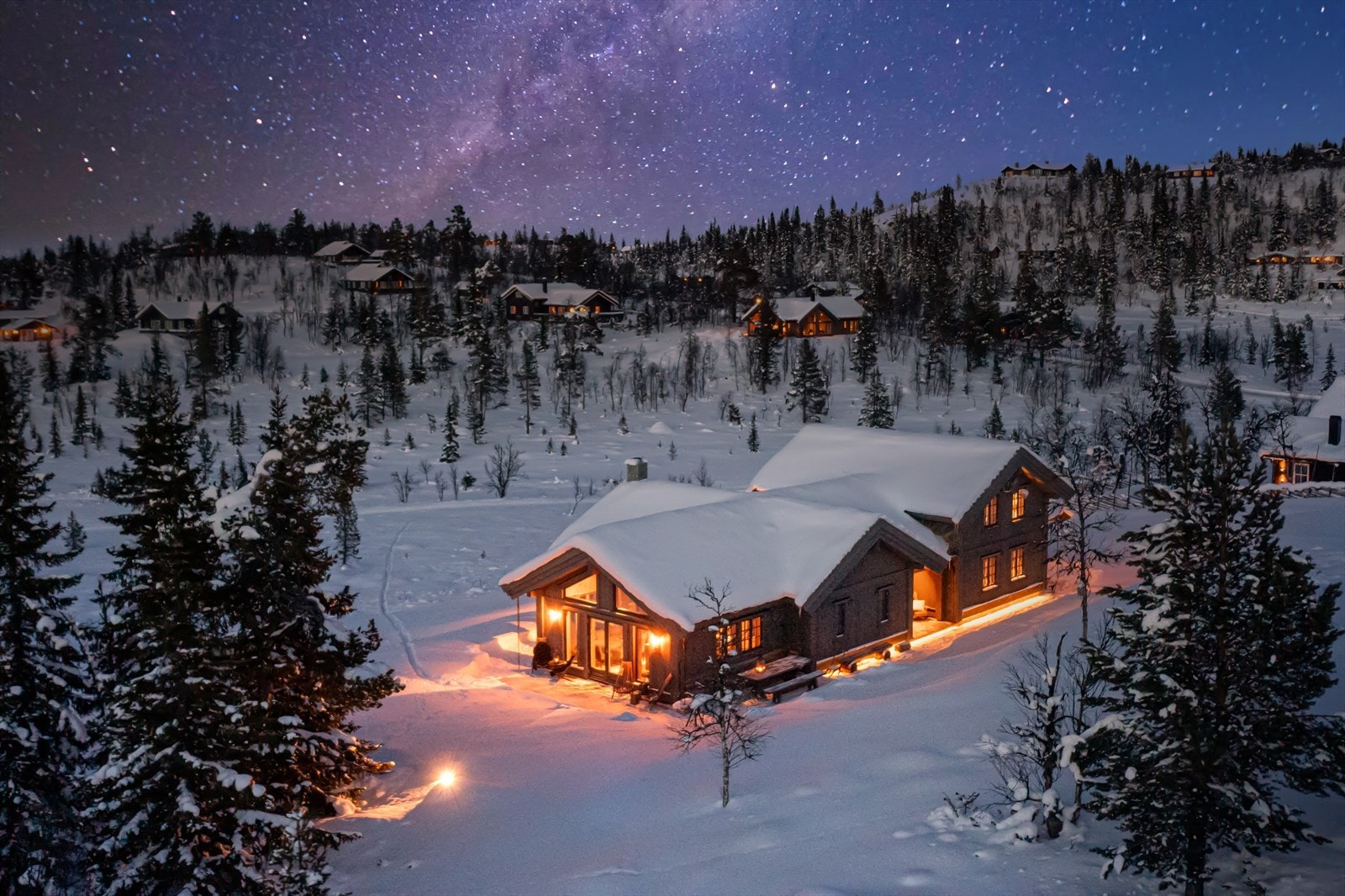 Hytta har en svært attraktiv beliggenhet i et etablert området - Her har du utsikt mot fjella i nordvest og svært god lys- og solforhold Galleribilde