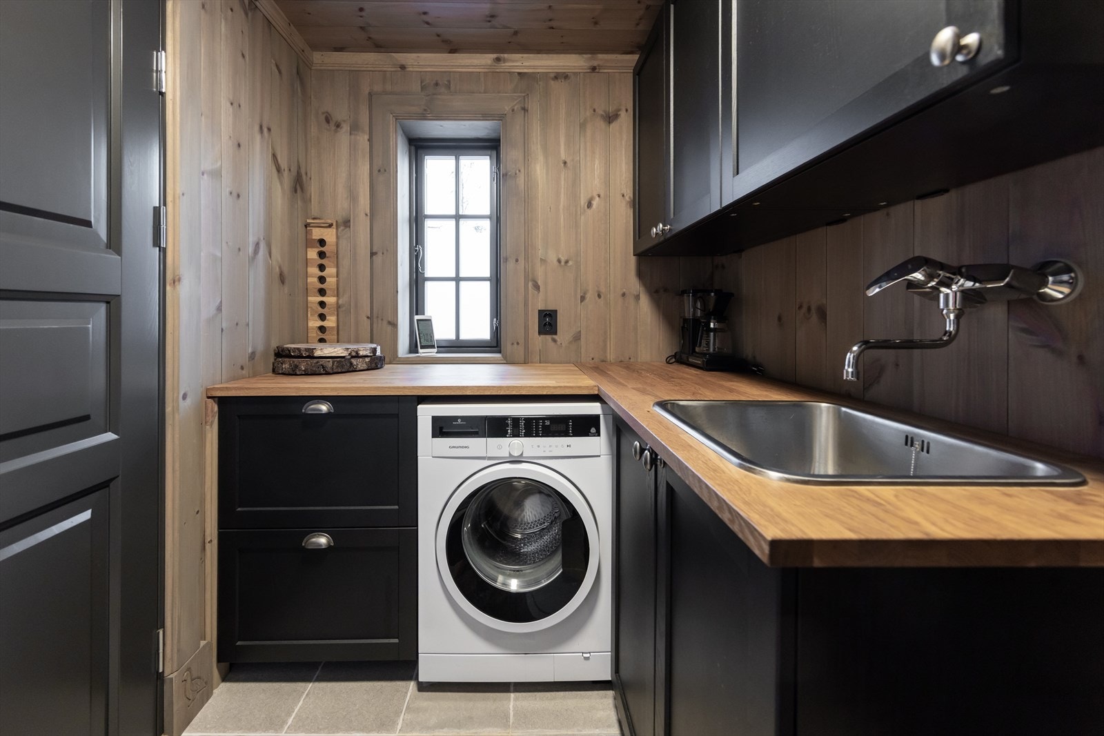 Praktisk vaskerom/grovkjøkket i tilknytning til bod og kjøkken Galleribilde