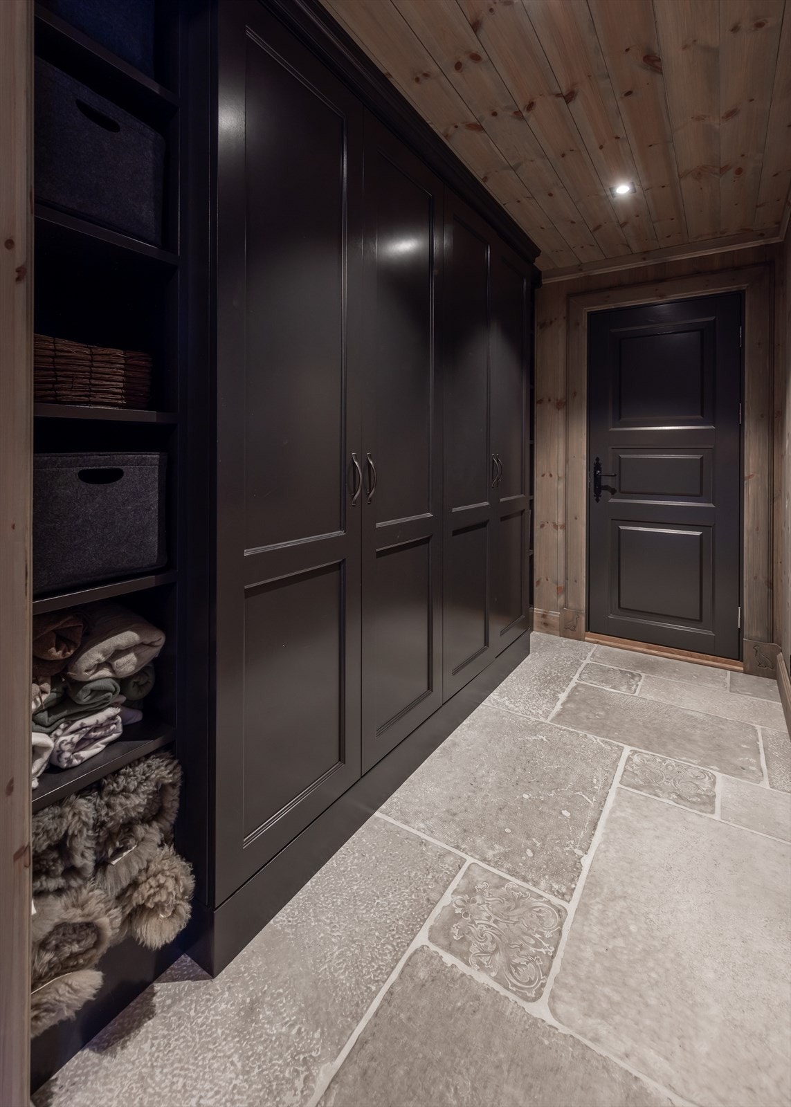 Moderne farger i vakre kombinasjon. Downlights i alle rom med dimmer. Varme under alle gulv i 1. etasje som kan fjernstyres Galleribilde