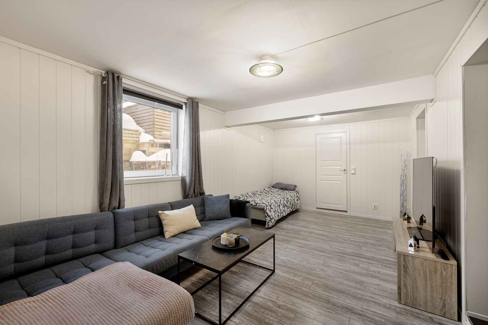 Koselig stue i del 2 av u.etg - denne delen er ikke godkjent for varig opphold ifølge tegninger. Galleribilde