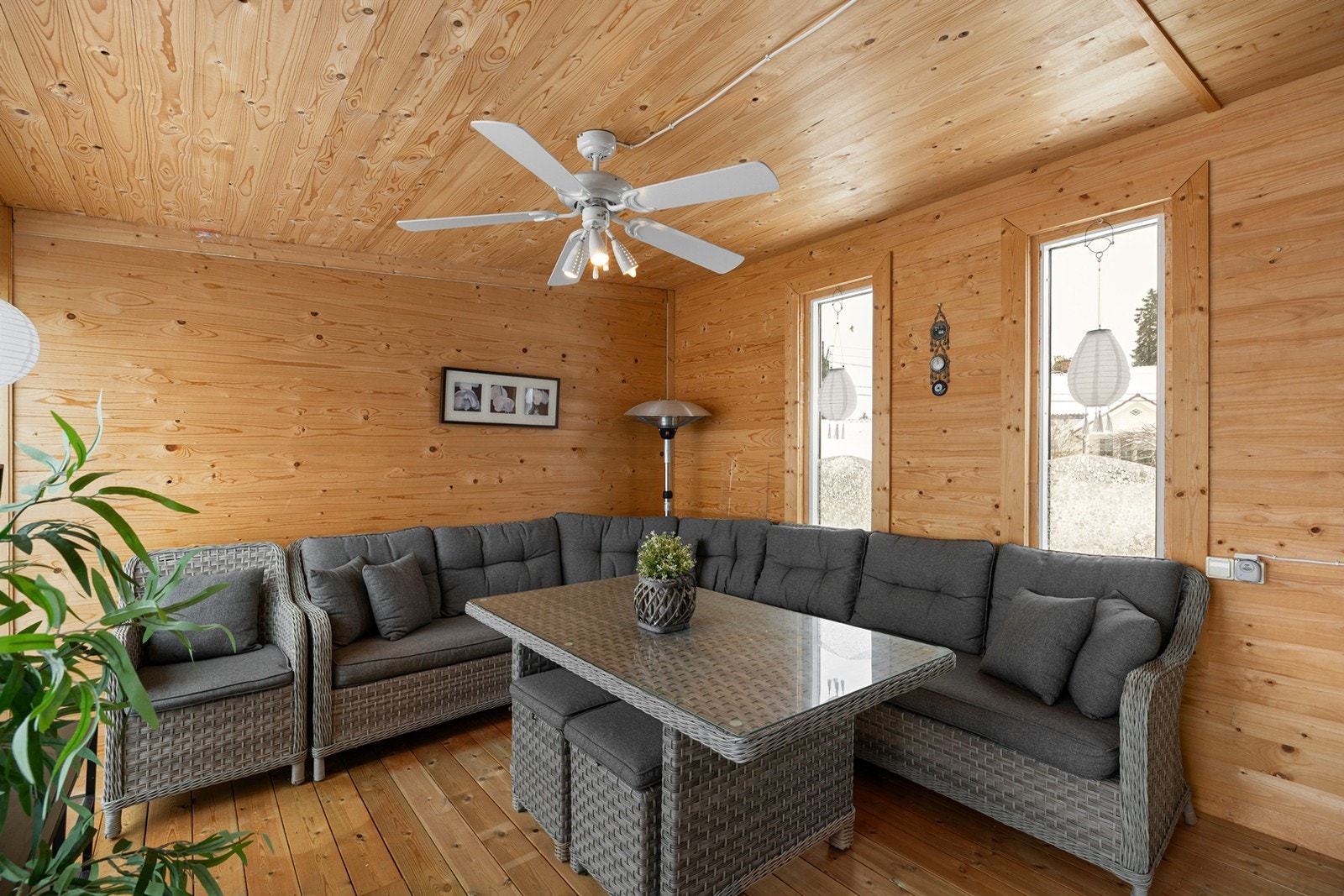 Innglasset vinterstue som gir familien ekstra plass til sosiale settinger. Galleribilde